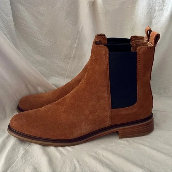 Clarks Women’s Arlo Chelsea Boots Suede Leather Size 10 Pull On - Picture 1 of 13
